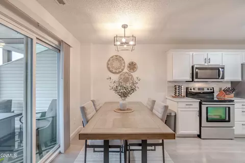 Dining - 2008 Marina Rd SE, Mandan, ND 58554 photo 1 of 2