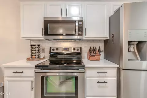 Kitchen - 2008 Marina Rd SE, Mandan, ND 58554 photo 9 of 11
