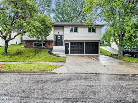 2631 Springfield St, Bismarck, ND 58503