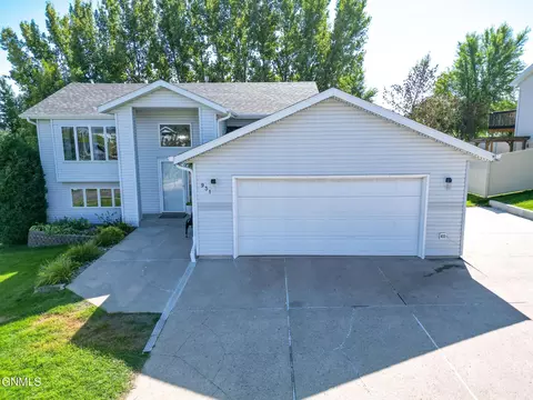 931 Breton Dr, Bismarck, ND 58503