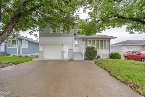 919 17th St S, Bismarck, ND 58504