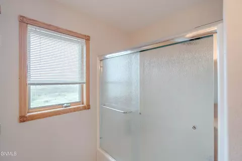 Bath - 7750 Spruce Pl, Bismarck, ND 58504 photo 4 of 9
