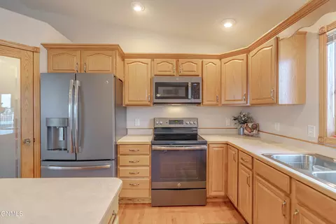 Kitchen - 7750 Spruce Pl, Bismarck, ND 58504 photo 5 of 6