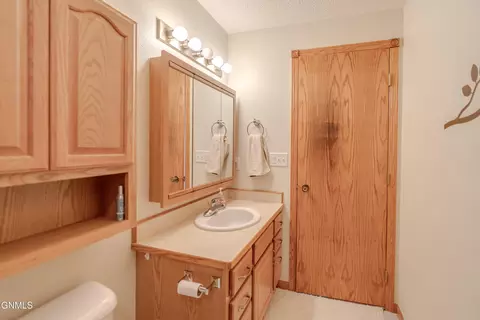 Bath - 7750 Spruce Pl, Bismarck, ND 58504 photo 8 of 9