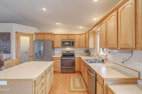 Kitchen - 7750 Spruce Pl, Bismarck, ND 58504 photo 4 of 6