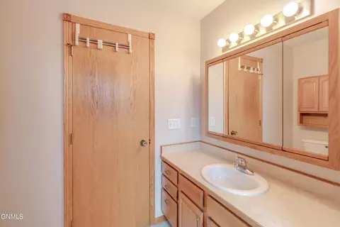 Bath - 7750 Spruce Pl, Bismarck, ND 58504 photo 5 of 9