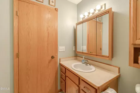 Bath - 7750 Spruce Pl, Bismarck, ND 58504 photo 2 of 9