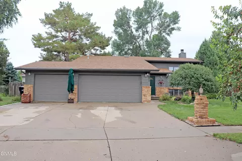 215 Laredo Dr, Bismarck, ND 58504