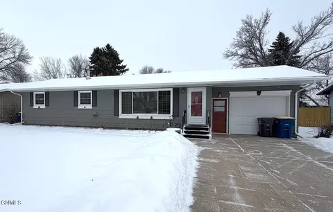 614 14th St SE, Jamestown, ND 58401