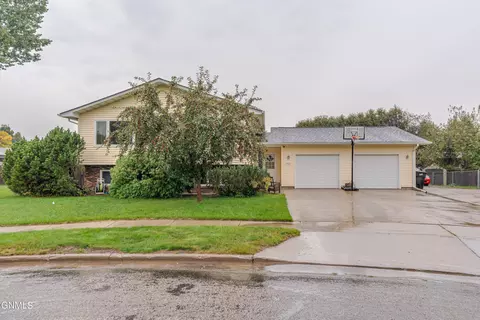 1722 Cologne Dr, Bismarck, ND 58504