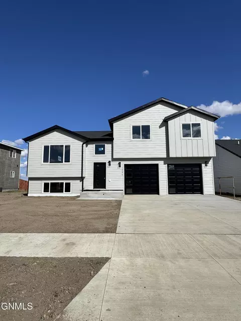 1206 9th St SW, Watford City, ND 58854