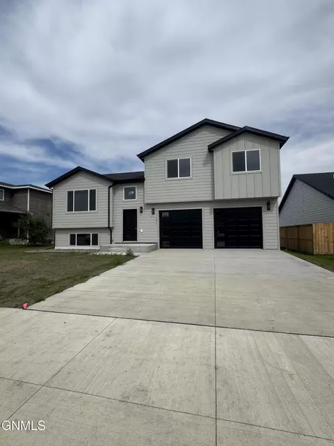 1206 9th St SW, Watford City, ND 58854
