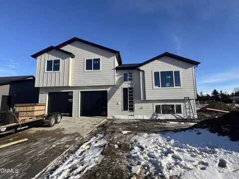 1242 9th St SW, Watford City, ND 58854