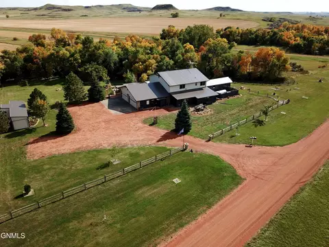 6044 41st St, Glen Ullin, ND 58631