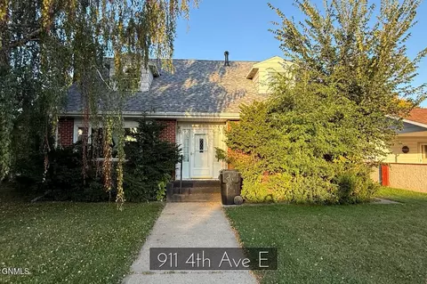 911 4th Ave E, Williston, ND 58801 photo 2