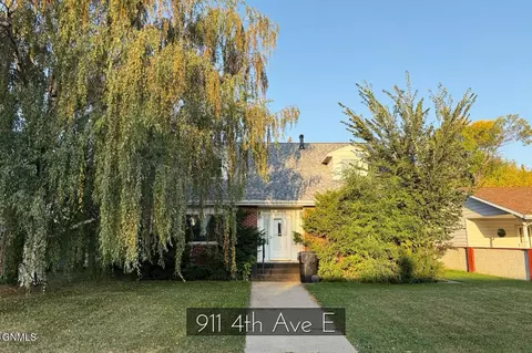 911 4th Ave E, Williston, ND 58801