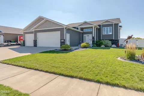 3902 Meridian Dr, Bismarck, ND 58504