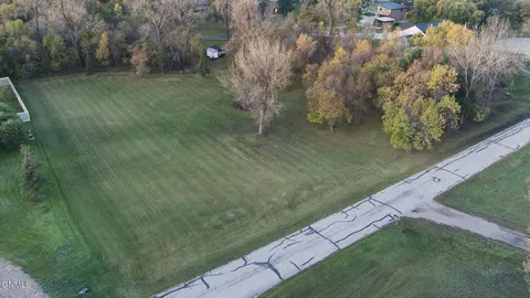 4501 Crestwood Dr, Bismarck, ND 58503