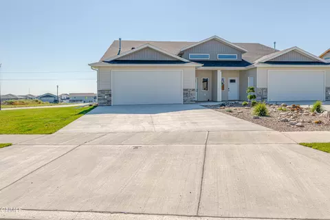 5515 Davies Dr, Bismarck, ND 58503