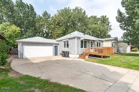 105 Shady Ln NE, Mandan, ND 58554
