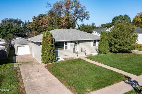 1202 4th St N, Bismarck, ND 58501