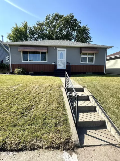 804 7th Ave SE, Jamestown, ND 58401