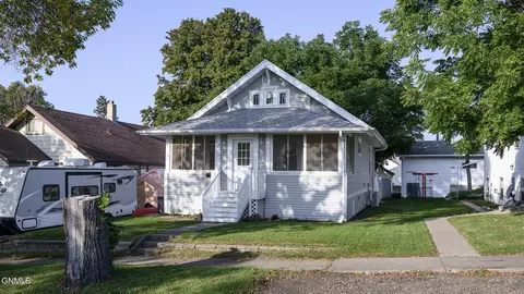 207 11th Ave NW, Mandan, ND 58554