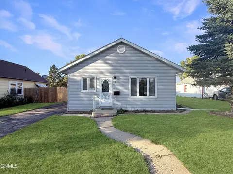 37 3rd Ave Nw Ave NW, Garrison, ND 58540