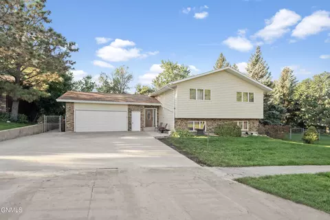 2313 Grant Dr, Bismarck, ND 58501