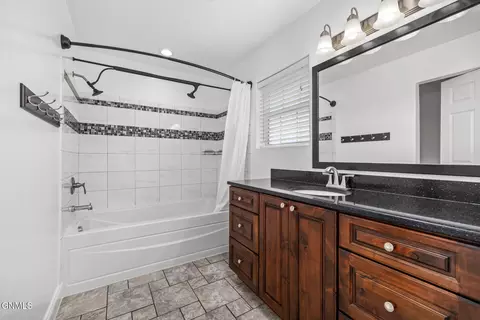 Bath - 14006 Prairie Ln, Williston, ND 58801 photo 2 of 4
