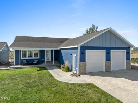 Exterior - 14006 Prairie Ln, Williston, ND 58801 photo 2 of 8