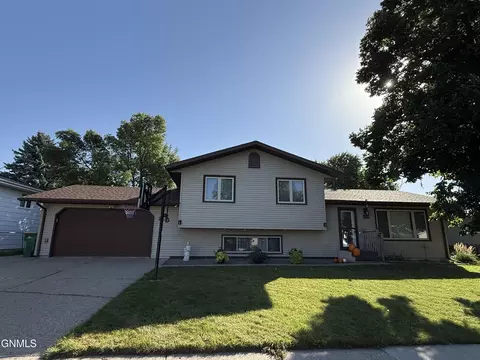 1227 Portland Dr, Bismarck, ND 58504