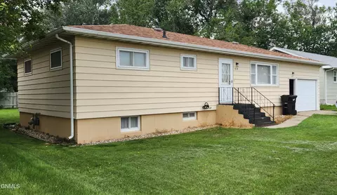 818 S 17th St S, Bismarck, ND 58504