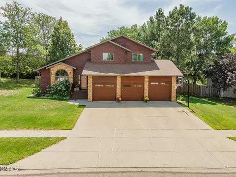 1739 Country West Rd, Bismarck, ND 58503