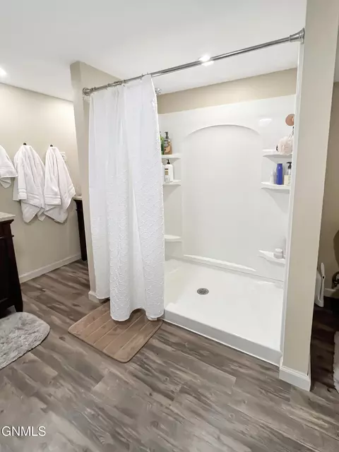 Bath - 1718 4th St W, Williston, ND 58801 photo 3 of 4