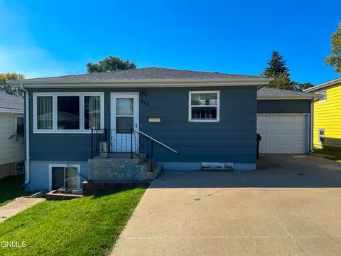 512 19th St N, Bismarck, ND 58501