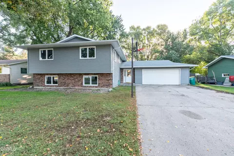 1227 Pocatello Dr, Bismarck, ND 58504 photo 2
