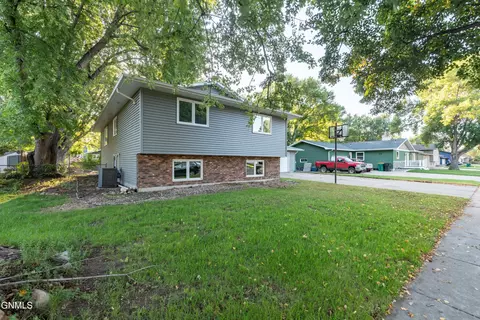 1227 Pocatello Dr, Bismarck, ND 58504 photo 3