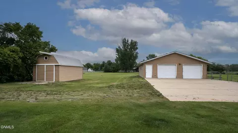 8900 Willow Rd N, Mandan, ND 58554 photo 12