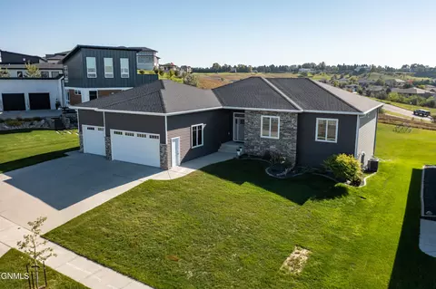 1213 Round Top Rd, Bismarck, ND 58503