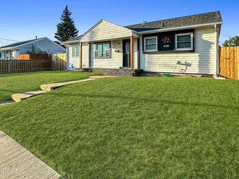 1102 17th St W, Williston, ND 58801