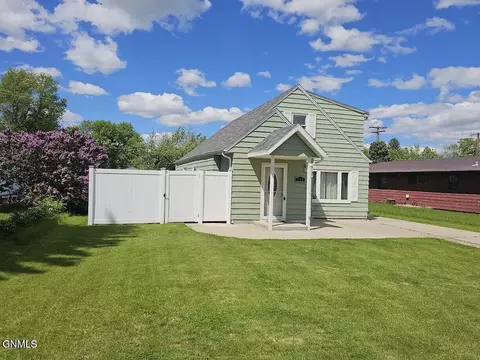 204 3rd St NW, Beulah, ND 58523