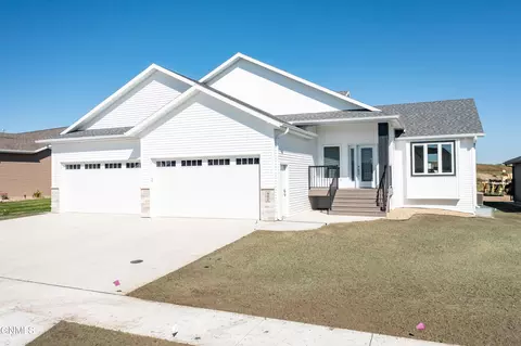 401 Flint Dr, Bismarck, ND 58503