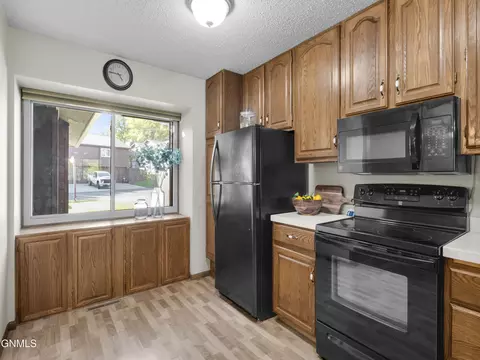 Kitchen - 435 Brandon Dr E, Bismarck, ND 58503 photo 5 of 6