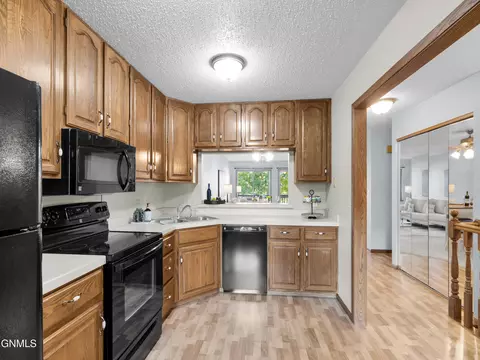 Kitchen - 435 Brandon Dr E, Bismarck, ND 58503 photo 4 of 6