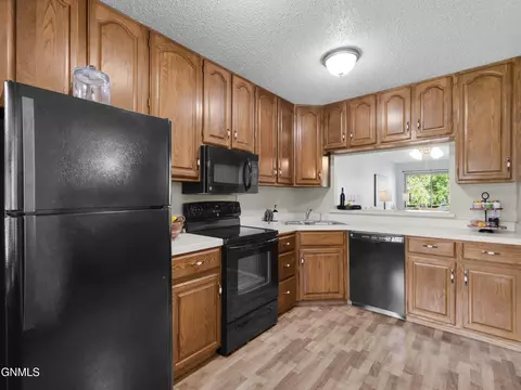 Kitchen - 435 Brandon Dr E, Bismarck, ND 58503 photo 1 of 6
