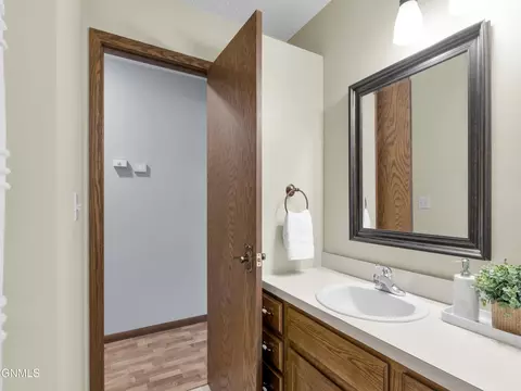Bath - 435 Brandon Dr E, Bismarck, ND 58503 photo 1 of 5