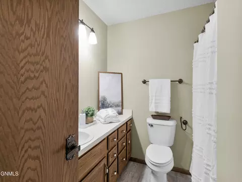 Bath - 435 Brandon Dr E, Bismarck, ND 58503 photo 2 of 5