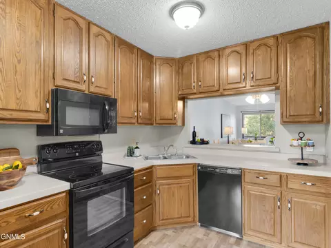 Kitchen - 435 Brandon Dr E, Bismarck, ND 58503 photo 3 of 6