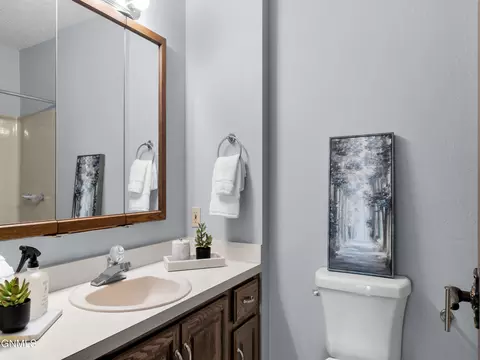 Bath - 435 Brandon Dr E, Bismarck, ND 58503 photo 3 of 5